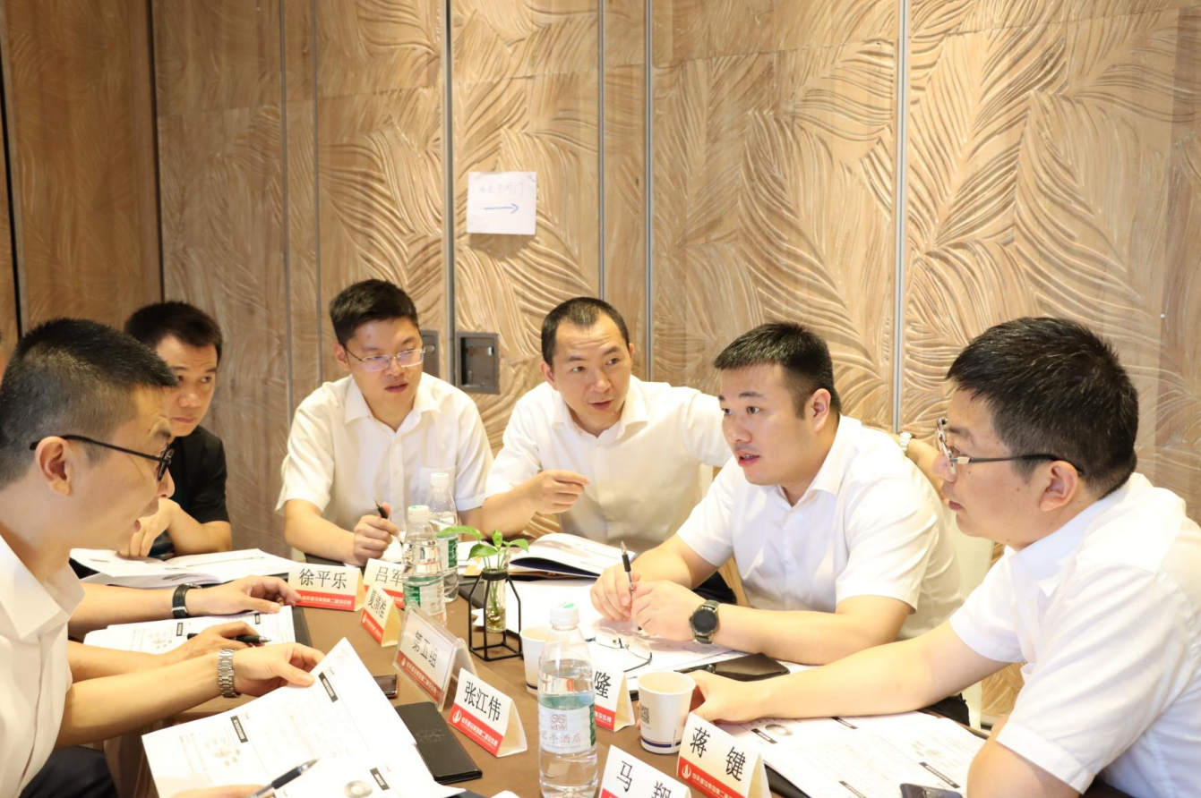 2021年6月25日-26日，PG国际二建组织开展了2021年中高层主管执行力培训。本次培训特邀清华、北大、上海交大总裁班讲师，中国企业家协会特聘高级讲师许晋老师进行授课。